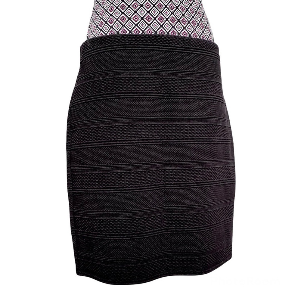 LOFT Black Skirt with Textured Pattern Size L excellent condition